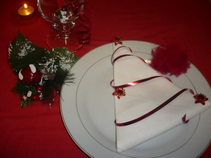 pliage-serviette-Noel-sapin-noel-blanc-ruban-rouge-fleurs-décoratives