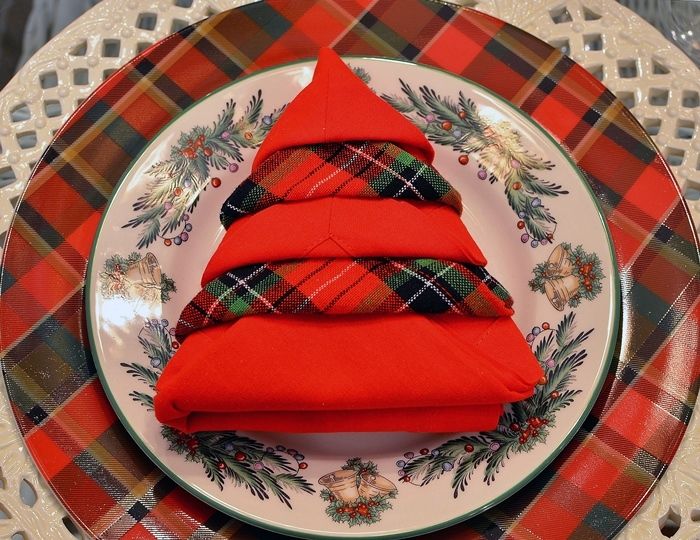 pliage-serviette-Noel-sapin-noel-serviette-rouge-carreaux pliage de serviette pour Noël
