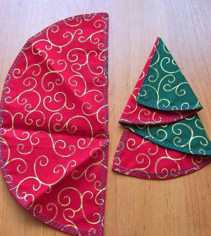 pliage-serviette-Noel-serviette-double-face-rouge-vert-motifs-spirales-or pliage de serviette pour Noël