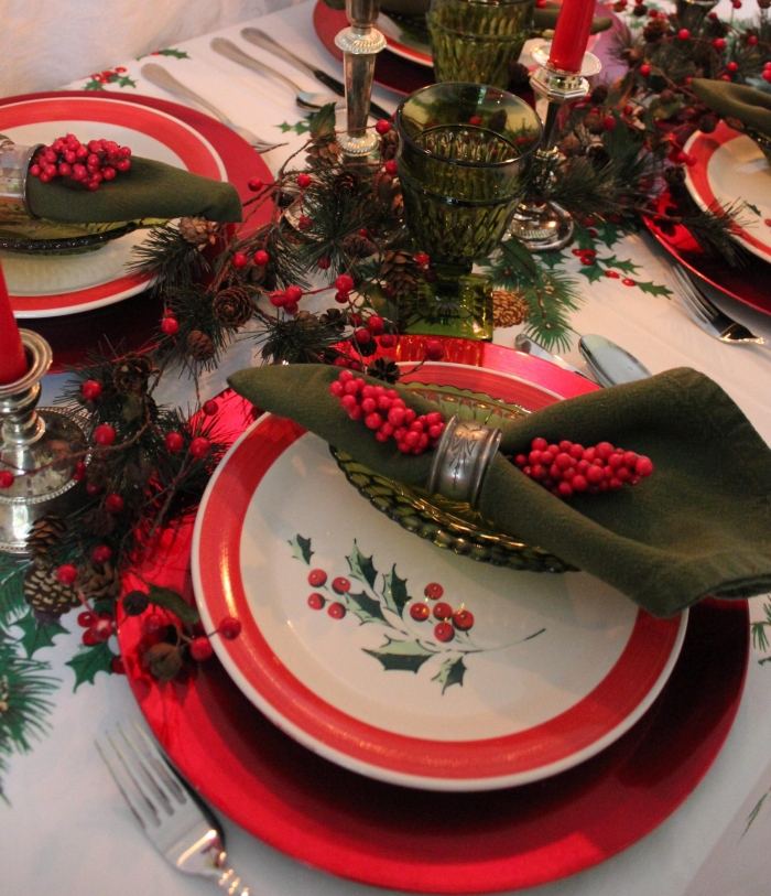 pliage-serviette-Noel-vert-foncé-rond-serviette-DIY-baies-rouges-vaisselle-motif-bais-rouges