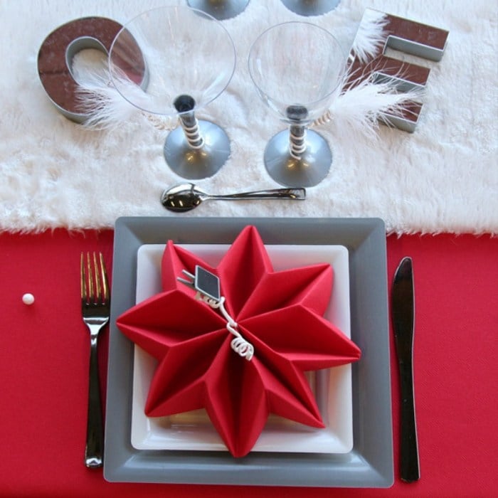 pliage-serviette-Noel-étoile-papier-rouge-nappe-table-duveteuse pliage de serviette pour Noël