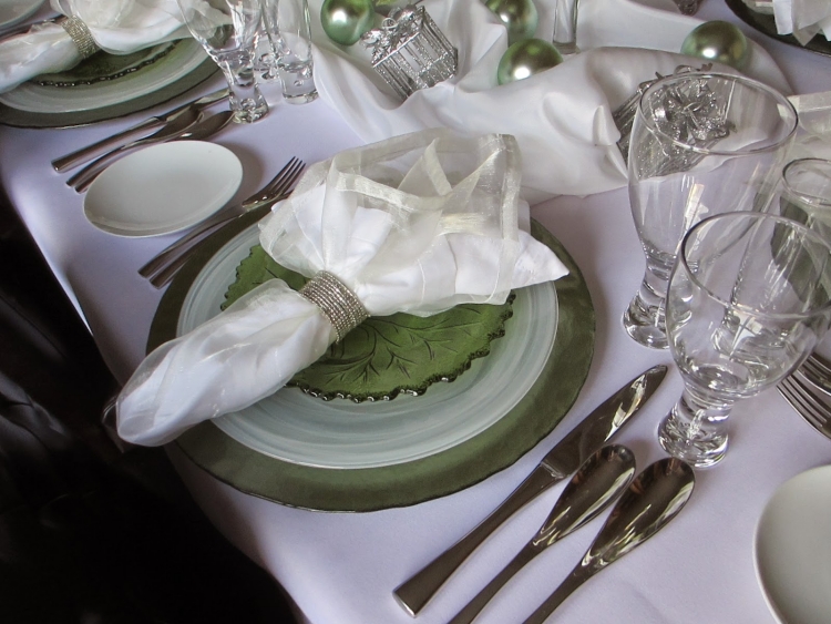 pliage-serviettes-assiettes-déco-table-Noël-argent-vert