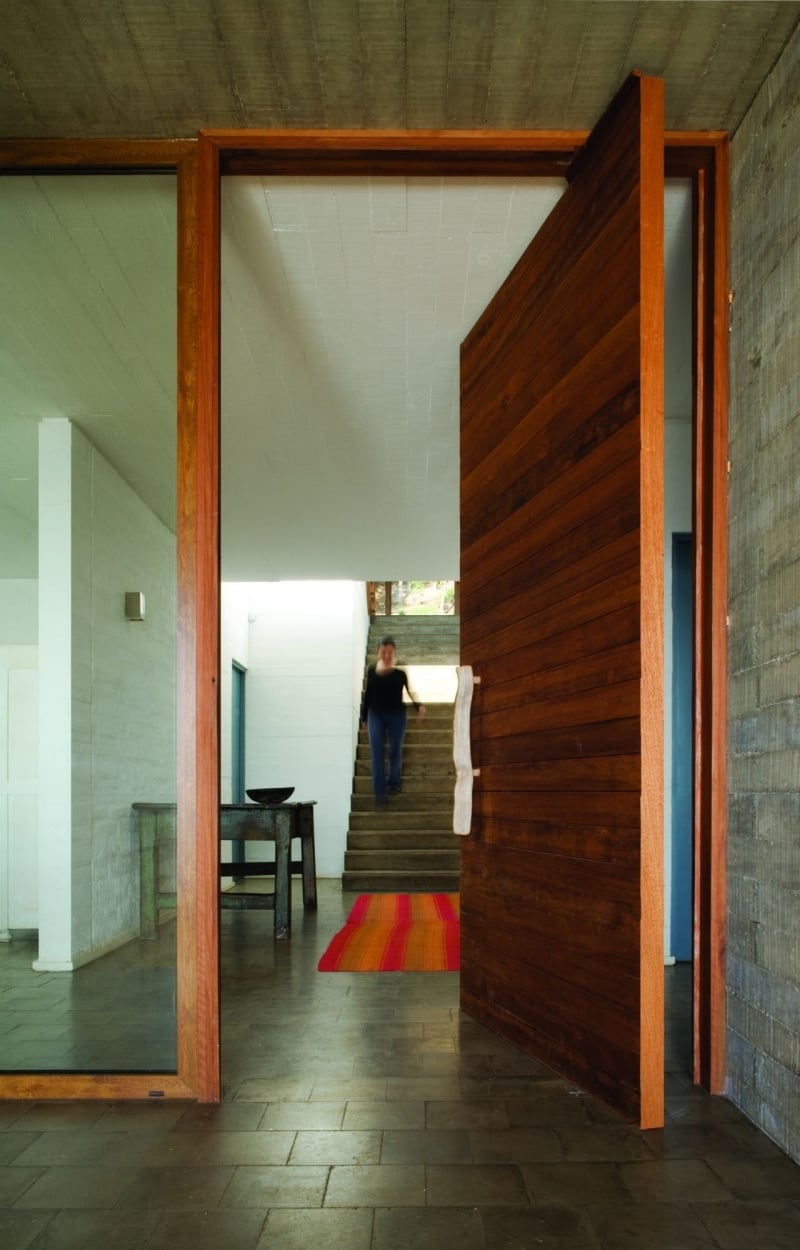 porte entrée bois massif pivot déporté maison moderne