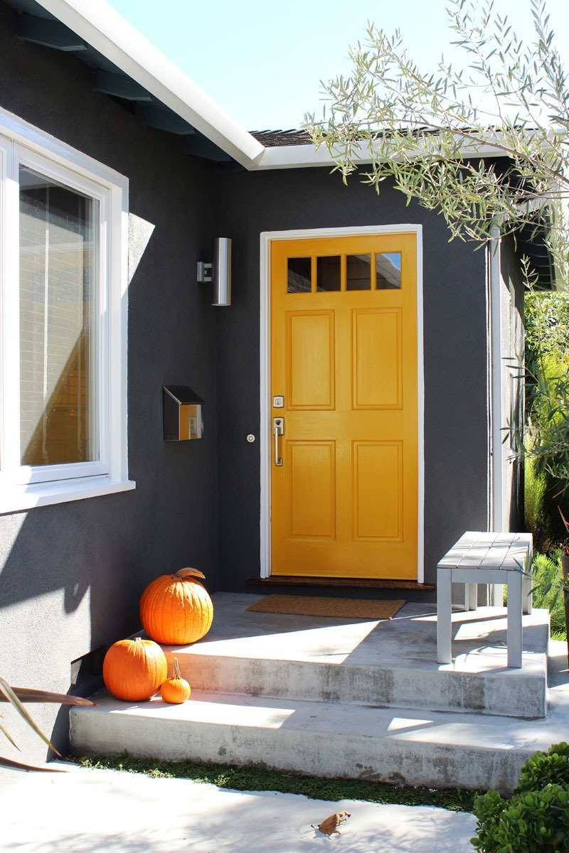 porte entrée originale bois peint jaune façade grise