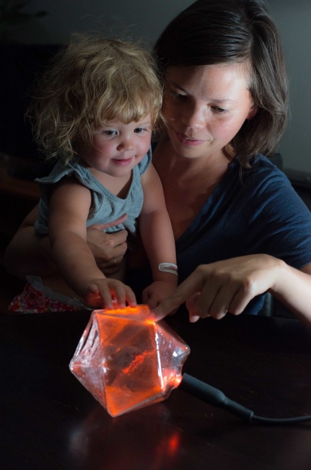 projet-Crystal-Wonderland-suspensions-lampe-chevet-verre-souffle-interactif