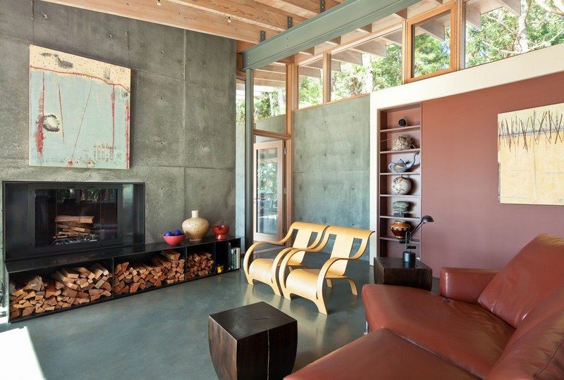 rangement-bois-chauffage-meuble-rangement-moderne-murs-béton-canapé-nuance-rouge