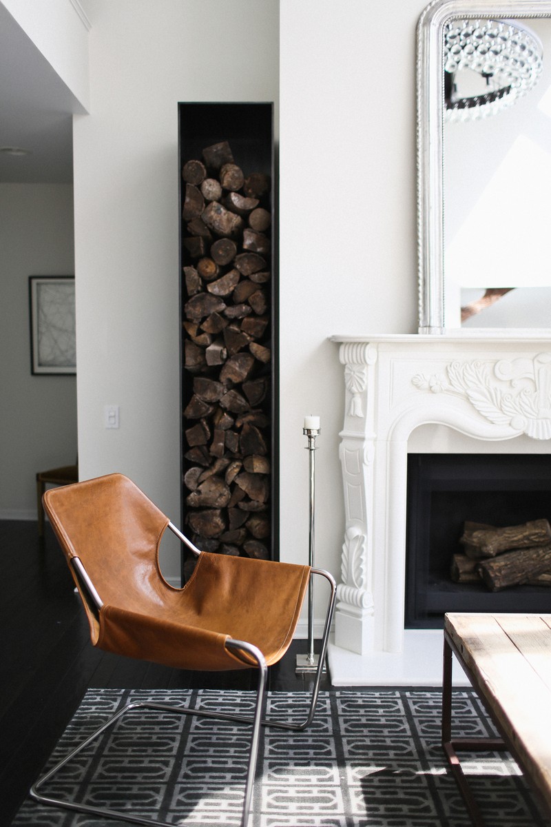 rangement bois de chauffage –niche-laterale-cheminee-moulures-classiques-fauteuil-cuir