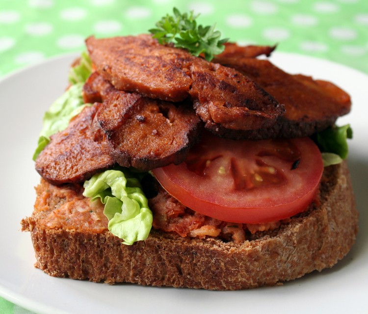 recettes-végétariennes-faciles-sandwich-seitan-tomates