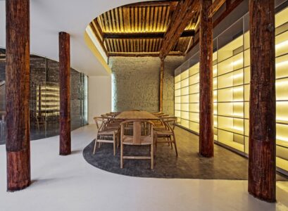 renovation-maison-table-manger-chaises-eclairage-interieur-solives