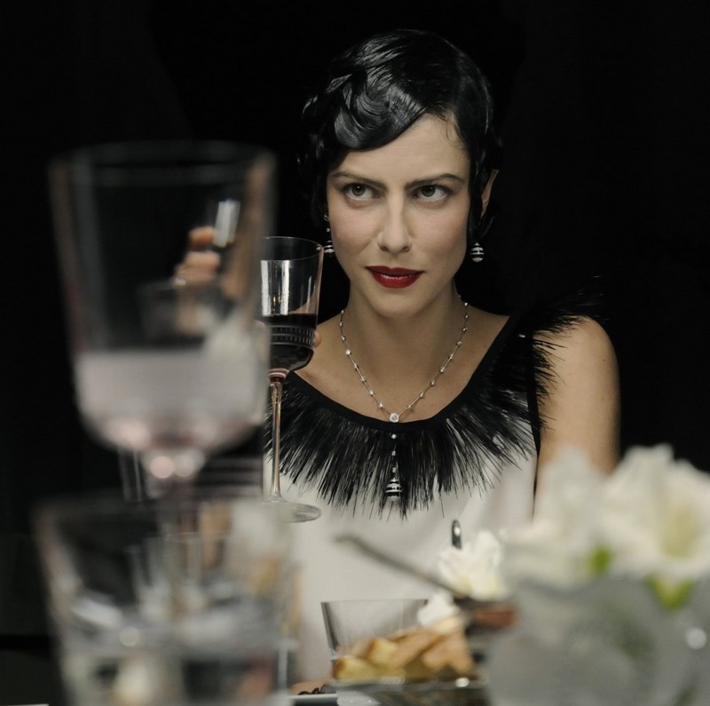 robe noire blanche années 20 Gatsby décorée plumes