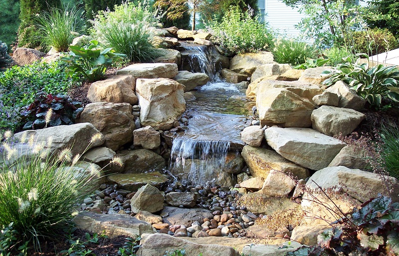 réussir-aménagement-jardin-éléments-base-cascade-eau-pierres