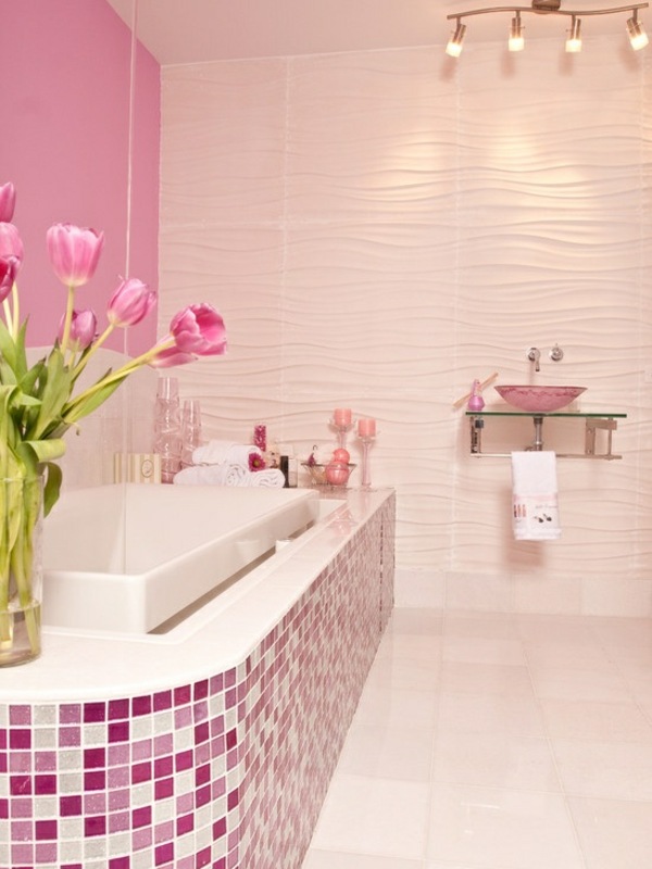 salle de bain féminine baignoire mosaique murs relief