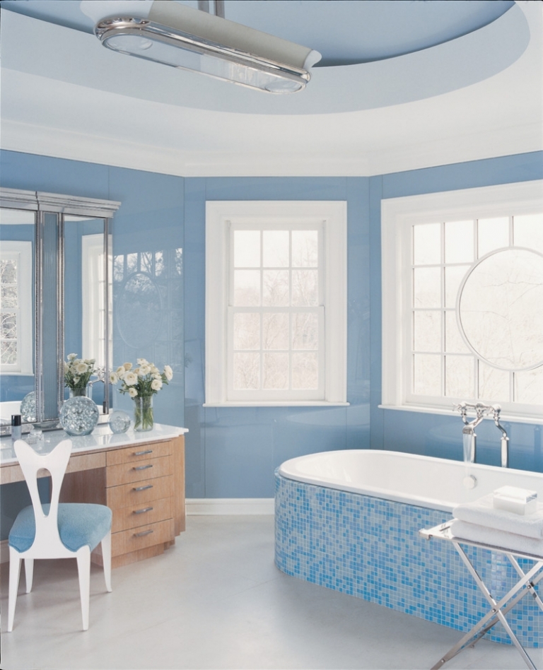 salle-bains-décoration-intérieur-blanche-bleue-mosaique