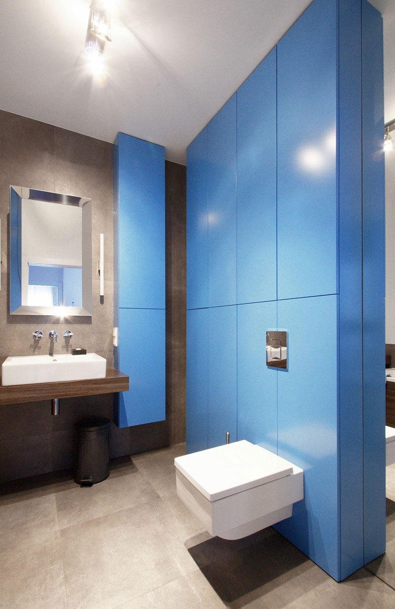 salle-bains-mur-taupe-décoration-intérieur-blanche-bleue