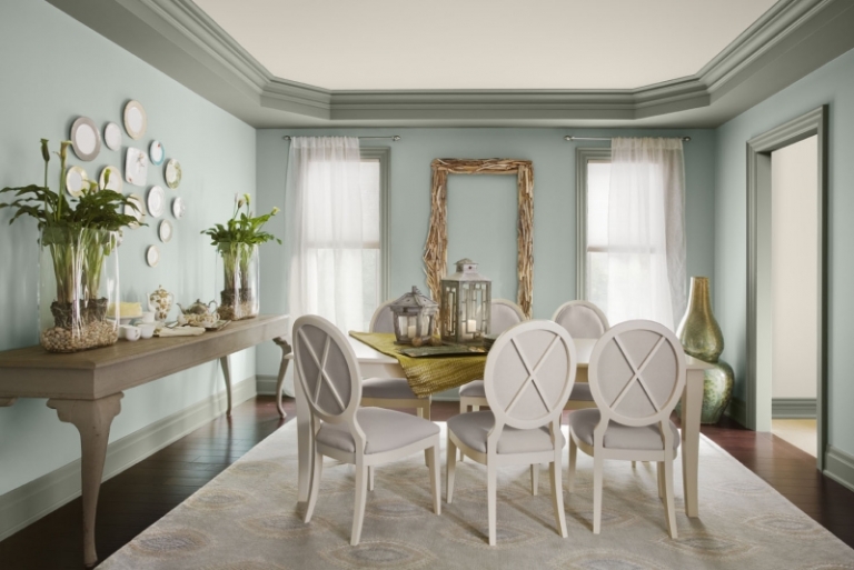 salle-manger-classique-peinture-bleu-vert-pâle-chaises-médaillon-blanches