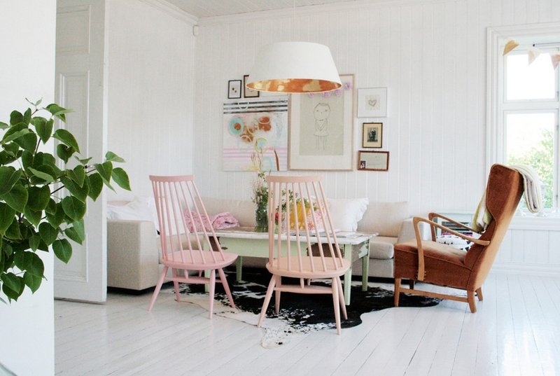salon blanc chaises table basse vert rose pastel