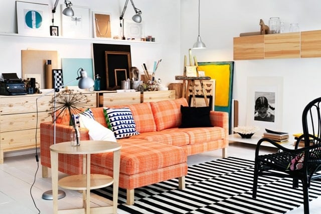 salon-couleur pastel-tapis rayé noir blanc canapé orange vintage