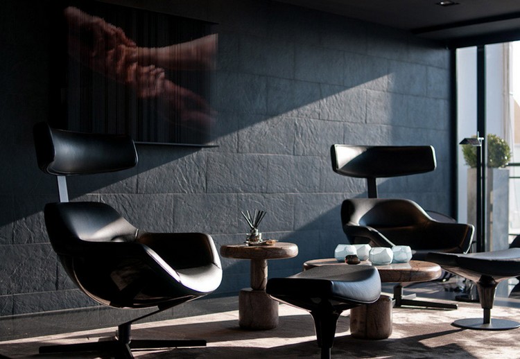 salon-masculin-mur-aspect-granit-fauteuils-tables-design
