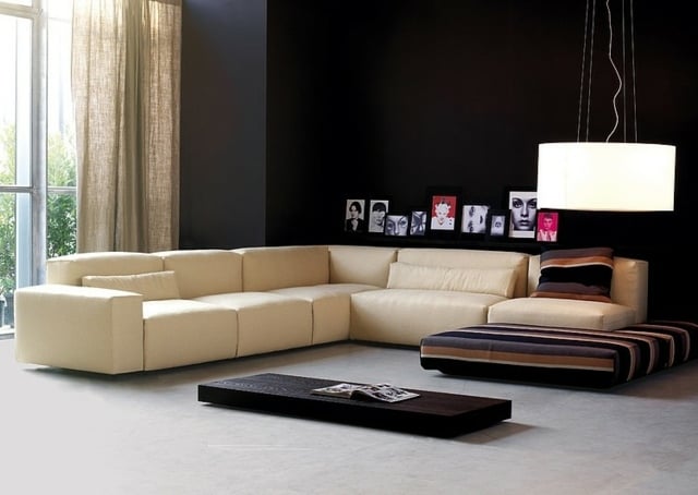 salon-moderne-couleur-neutre-canape-angle-beige-lampe-plafond-table-basse