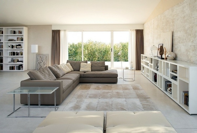 salon-moderne-couleur-neutre-canape-angle-gris-table-basse-tapis-parchwork-etageres-rangement