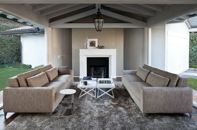 salon-moderne-couleur-neutre-canape-doirt-cheminee-terrasse-couverte