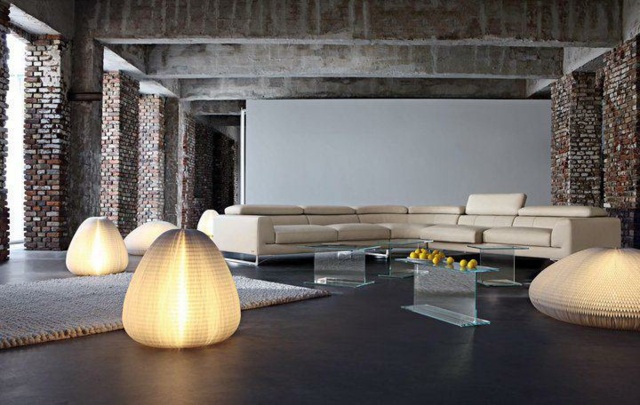 salon-moderne-couleur-neutre-lampe-sol-table-basse-transparent-canape-angle