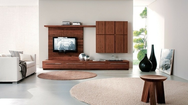 salon-moderne-couleur-neutre-tapis-rond-tabourets-bois-canape-droit-meubles-tele