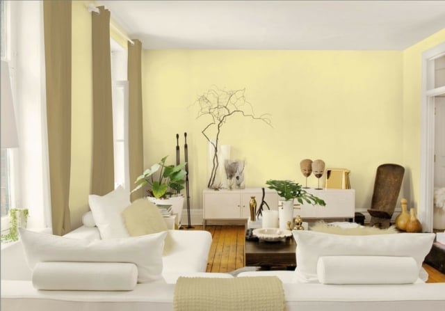 salon peinture murale jaune couleur-pastel canapés blancs