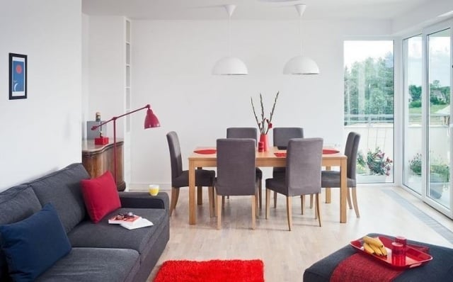salon-salle manger canapé gris chaises assorties accents rouges