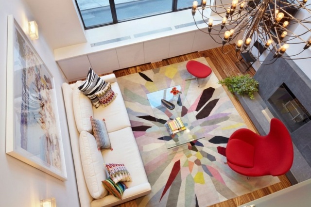 salon sympa tapis multicolore fauteuil design parquet-flottant