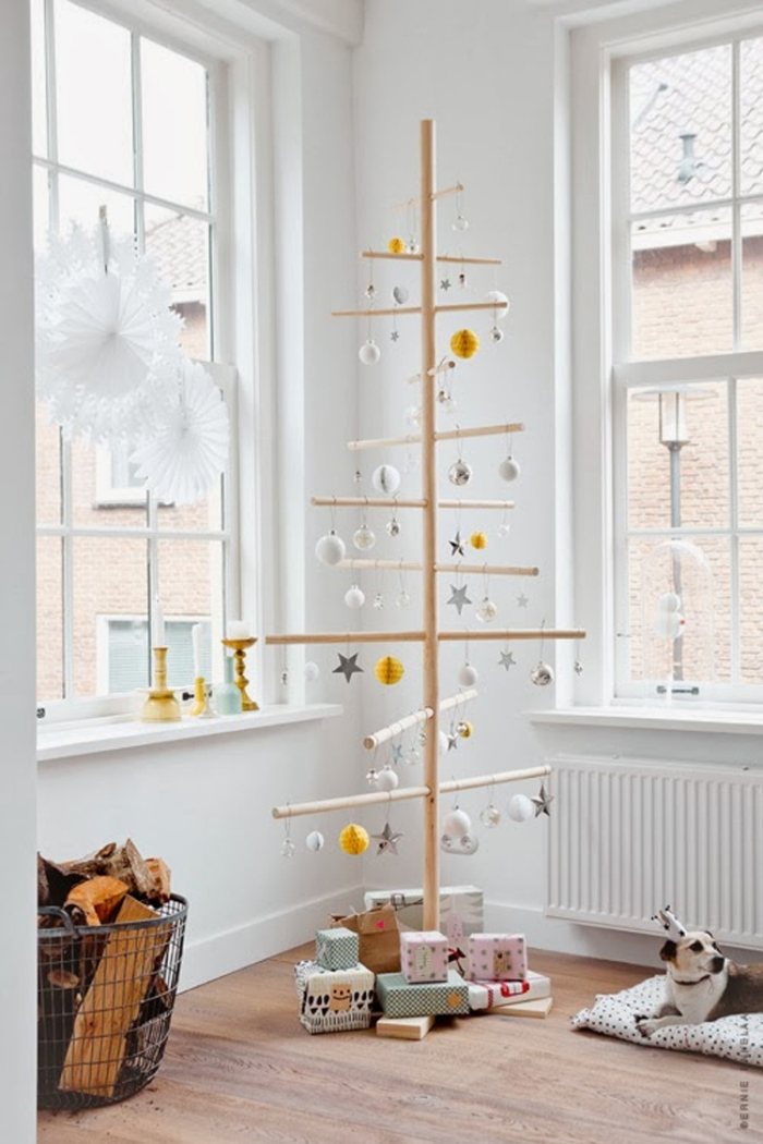 sapin-Noël-bois-décoration-boules-blanches-jaunes