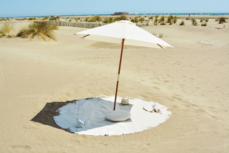 serviette-de-plage-design-big-towel-parasol-coussins-chapeau-fedora