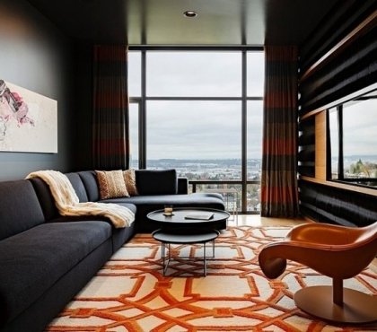 style-masculin-appartement-celibataire-canapé-gris-anthracite-tapis-beige-orange-fauteuil-cuir
