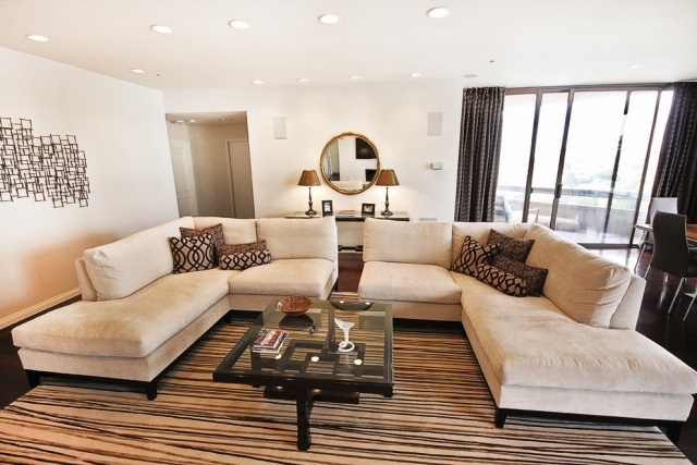 style-masculin-appartement-celibataire-mobilier-beige-tapis-motifs-table-basse-verre-métal