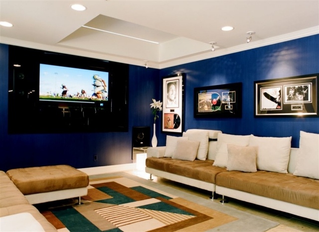 style-masculin-appartement-celibataire-peinture-murale-bleue-canapé-beige-coussins-blancs-tv-plat style masculin