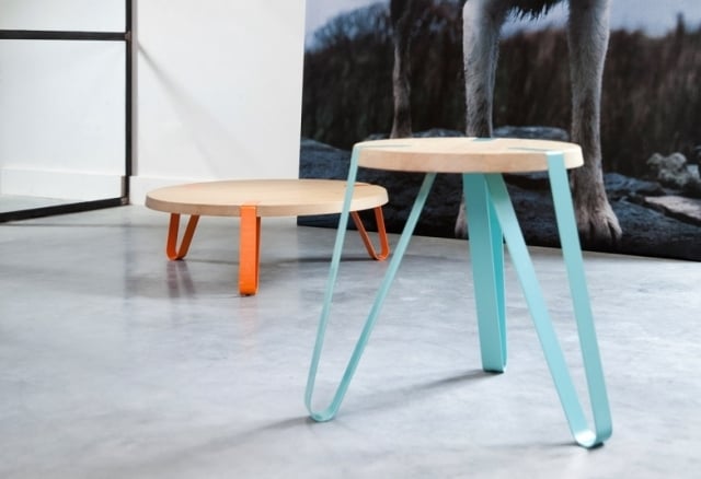 table-basse-bois-massif-ronde-plateau-bois-clair-pieds-orange-bleu table basse en bois massif