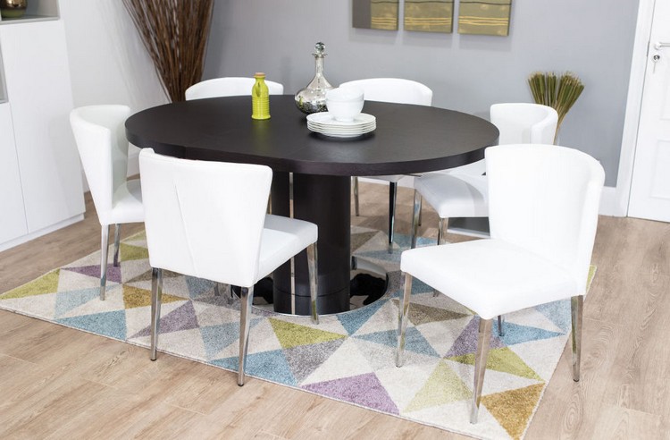 table-couleur-wengé-chaises-blanches-tapis-motifs-géométriques