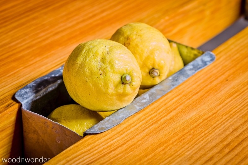 table-design-bois-Douglas-faite-main-boîte-zinc-citrons