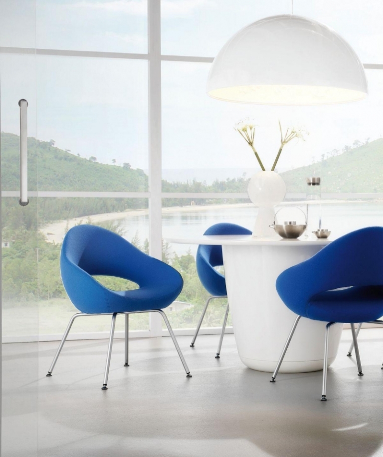 table-ronde-chaises-salle-manger-design-suspension-bleu-blanc