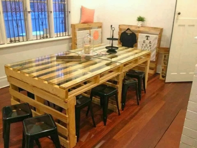 table-salle-manger-meubles-palettes-bois-tabourets-métalliques