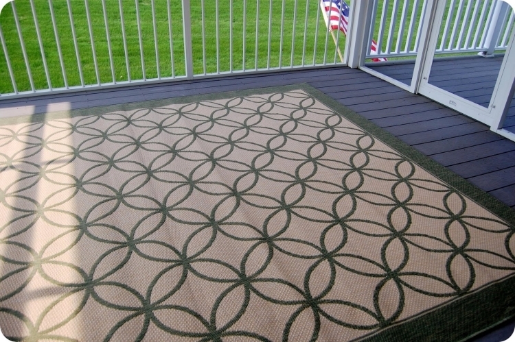tapis extérieur beige motifs vert foncé balcon