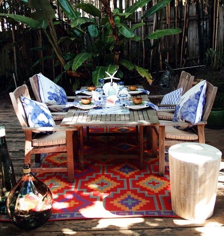 tapis extérieur motif aztèque mobilier jardin bois