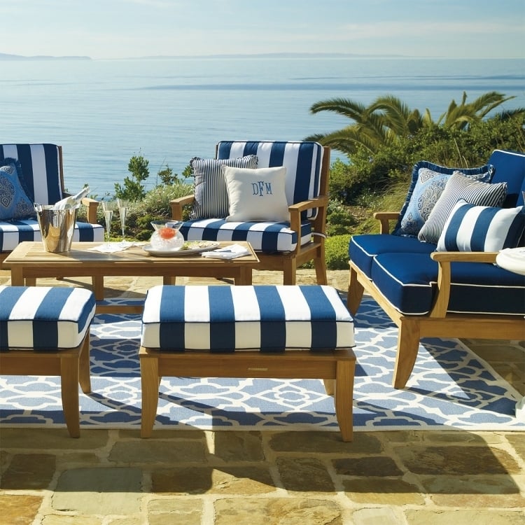 tapis-extérieur motif marocain bleu blanc tissus meubles assortis