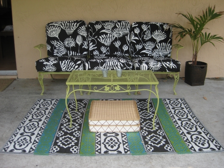 tapis extérieur motifs exotiques assorti canapé table