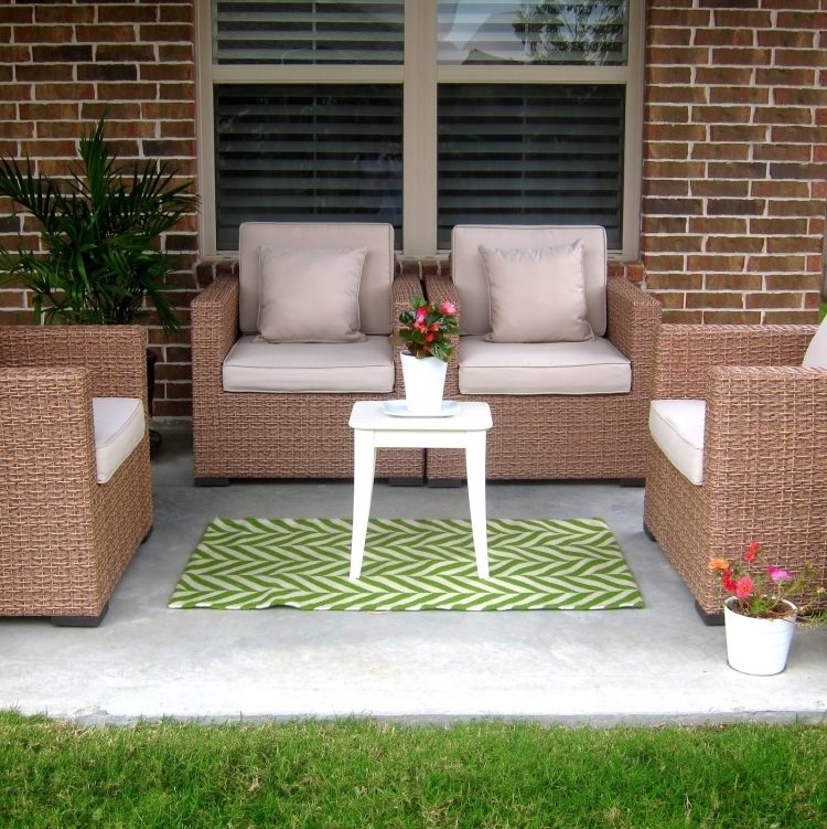 terrasse béton meubles osier tapis extérieur blanc vert