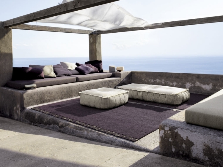terrasse panoramique béton coussins poufs tapis extérieur moderne