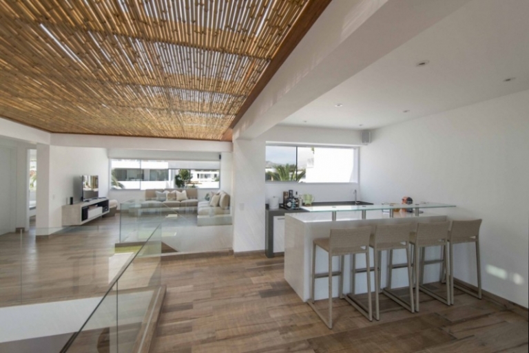 villa bord de mer 2 étages design moderne blanc bois