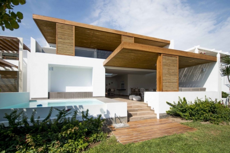 villa-bord-mer-design-façade-blanche-toitures-bois