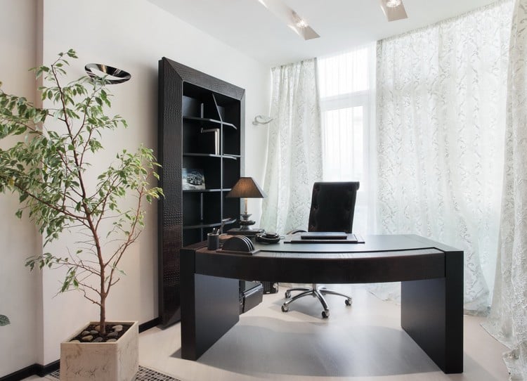 amenagement-bureau-maison-meuble-bureau-design-ovale-noir-meuble-rangement-rideaux-blancs aménagement bureau