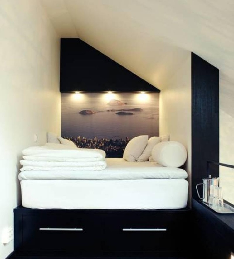 aménagement combles chambre-coucher-coussins-couverture-peinture-murale-blanc-casse